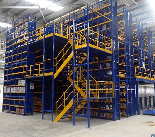 Kệ Sắt Chứa Hàng Tại Khu Vực Quản Lý Vận Hành Sản Xuất