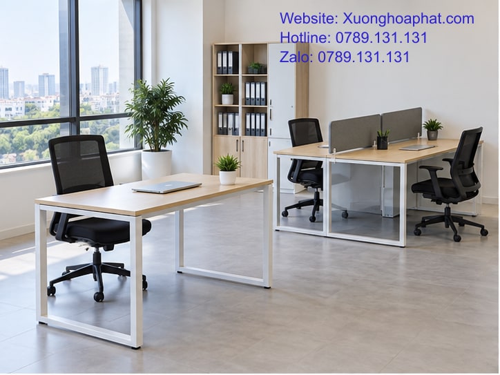 Bàn Chân Sắt Và Bàn Liền Vách Ngăn: Chia Chỗ Theo Việc 2 Bàn chân sắt và bàn liền vách ngăn trong văn phòng sáng.