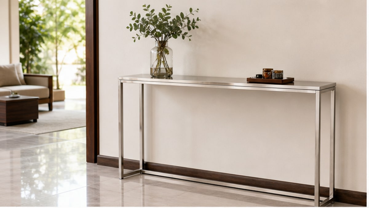 bàn console inox đặt sát tường trong sảnh sáng gọn