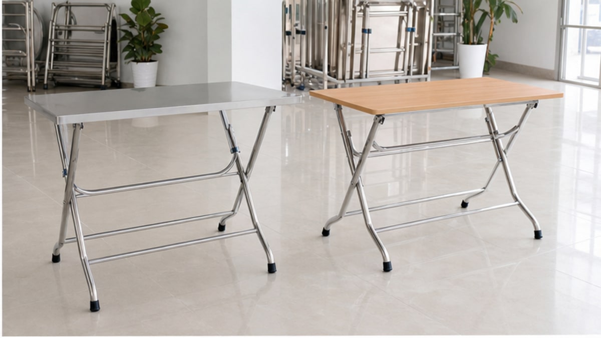 Bàn gấp chân inox mặt inox và mặt gỗ trong showroom