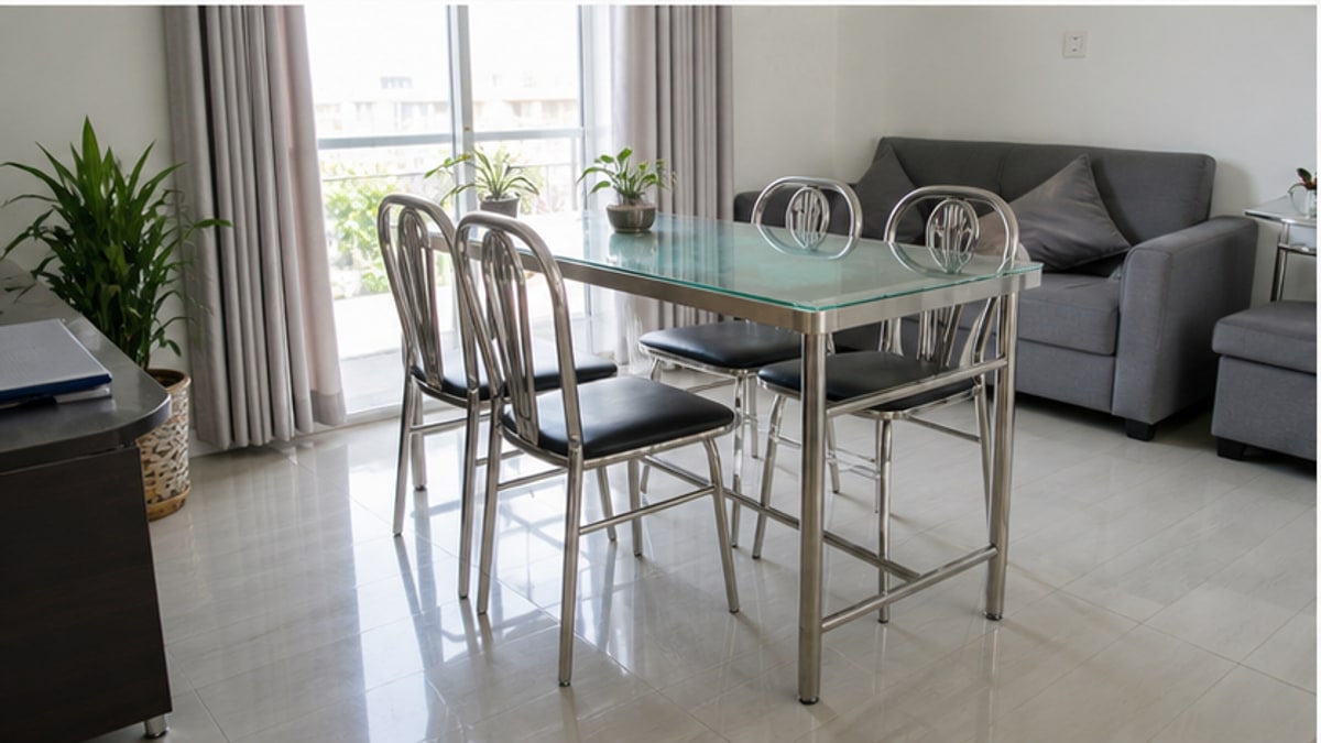 bàn inox mặt kính trong văn phòng nhỏ hoặc phòng khách