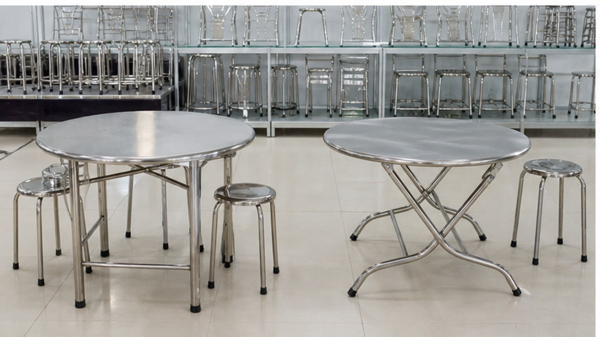 bàn inox tròn xếp và bàn tròn cố định trong showroom