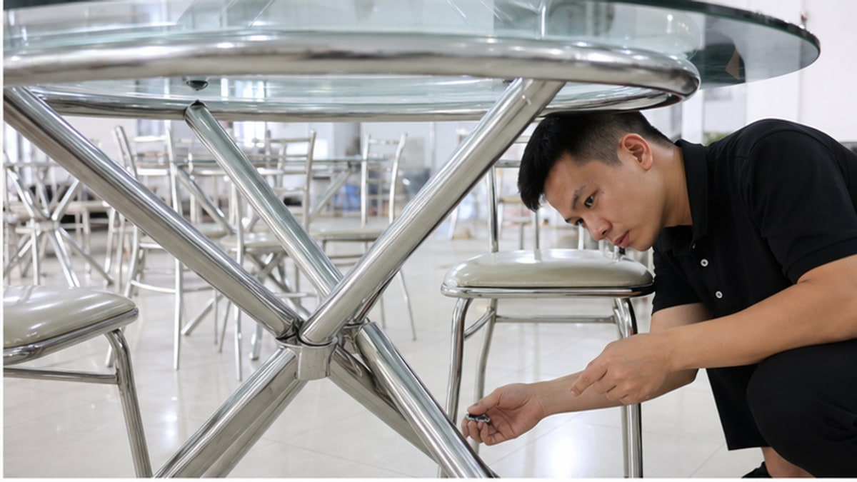 Kiểm tra chân bàn inox tròn dưới mặt kiếng