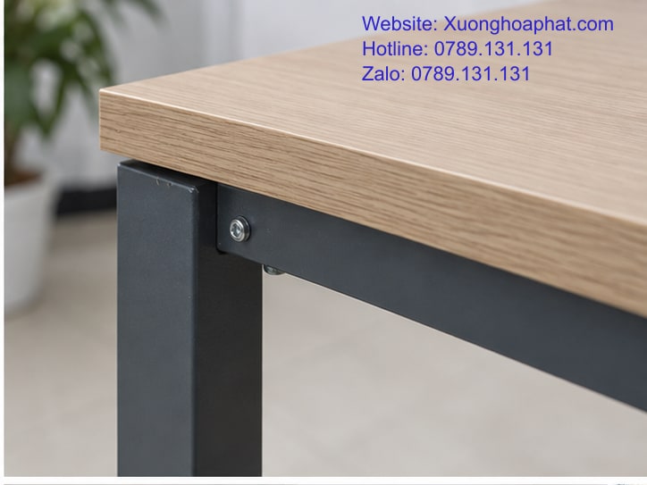 Bàn Sắt Hay Bàn Gỗ Công Nghiệp: So Từ Khung Đến Mặt 3 Cạnh mặt gỗ công nghiệp trên bàn chân sắt