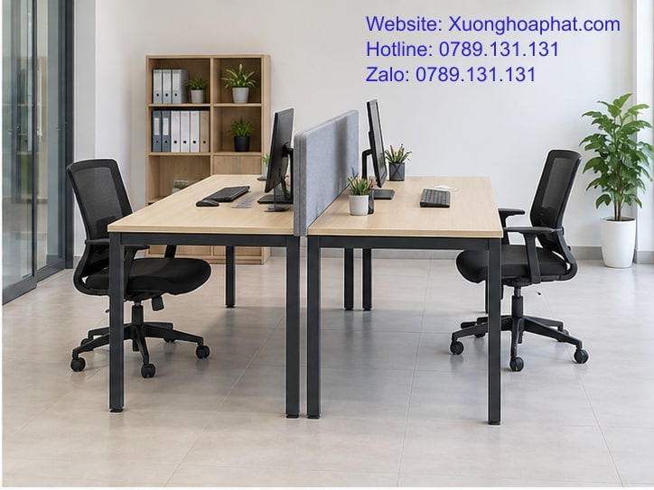 Bàn Sắt Hòa Phát Cho Văn Phòng Nhỏ: Chỗ Ngồi Và Đường Dây 3 Cụm bàn chân sắt có vách thấp phân chia chỗ ngồi.