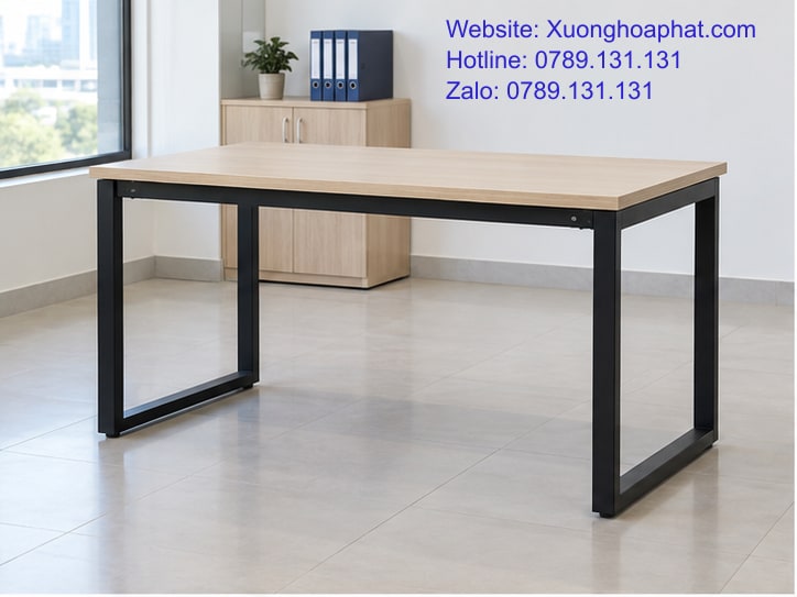 Bàn Sắt Hòa Phát Là Gì? Hiểu Tên Gọi, Đọc Đúng Cấu Tạo 2 Bàn chân sắt mặt vân gỗ nhìn toàn cảnh trong văn phòng