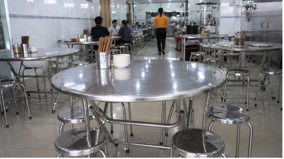 Bàn tròn inox Đà Nẵng trong quán ăn sáng sạch