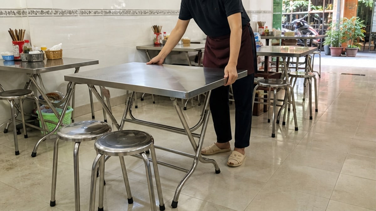 Bàn xếp inox trong quán ăn có lối đi thoáng