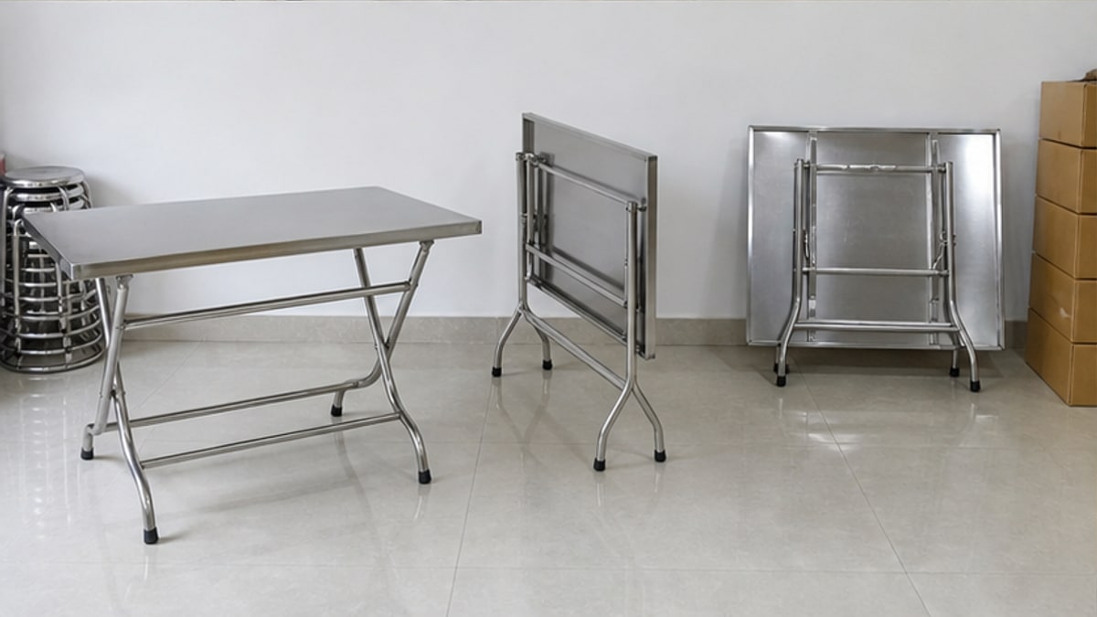 Bàn xếp inox mở và gấp trong showroom sạch