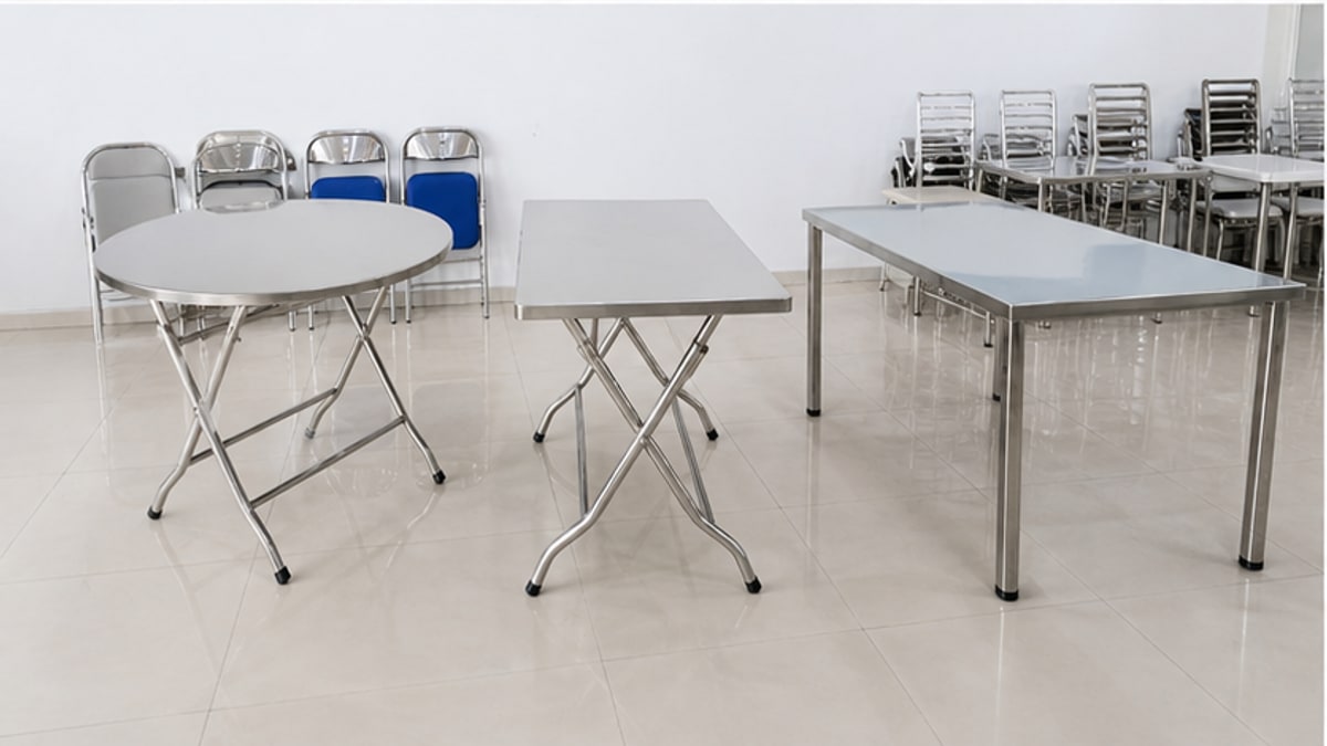 Bàn xếp inox chân sắt và các kiểu bàn inox liên quan trong showroom