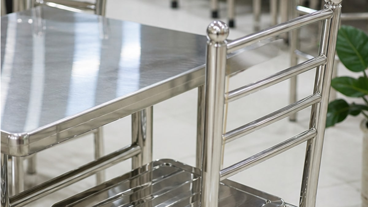 Cận cảnh bộ bàn ghế inox có bề mặt sạch và dễ lau