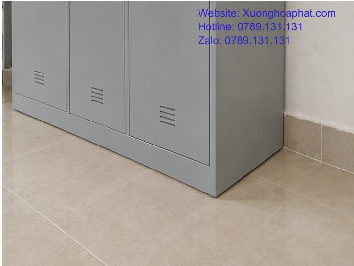 Bố Trí Tủ Sắt Ký Túc Xá Để Mở Cánh Và Lấy Đồ Thuận Tiện 5 Chân tủ sắt và khoảng sàn dễ quan sát trong phòng ở