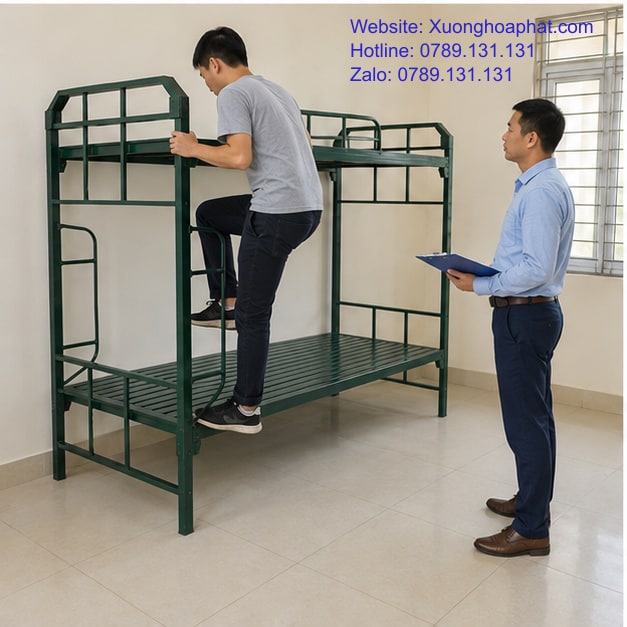 Thử thang leo giường sắt quân đội trong phòng mẫu