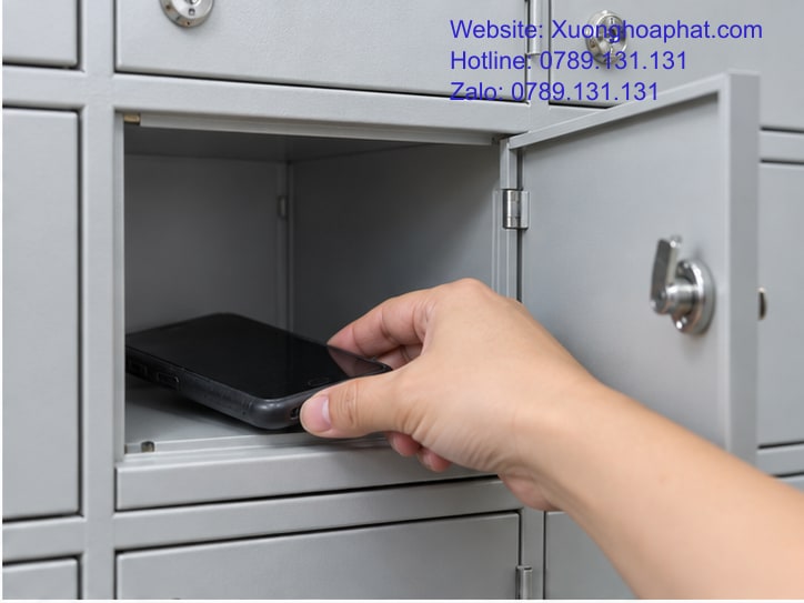 Chọn Tủ Đựng Điện Thoại: Thử Mẫu Trước Khi Duyệt Mua 3 Thử khoảng chứa điện thoại có ốp trong ngăn tủ.