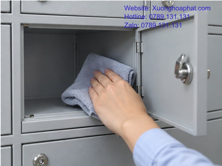 Chọn Tủ Đựng Điện Thoại: Thử Mẫu Trước Khi Duyệt Mua 5 Kiểm tra khả năng lau bên trong tủ đựng điện thoại.