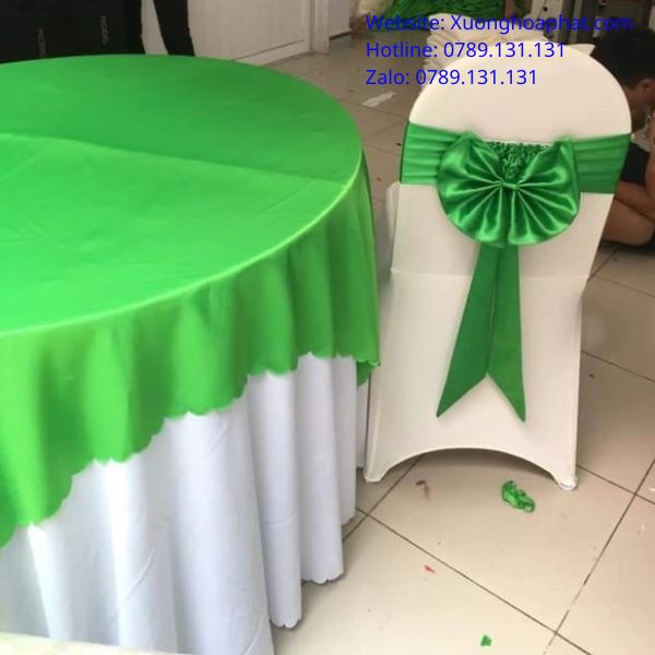 ghế bọc có nơ xanh