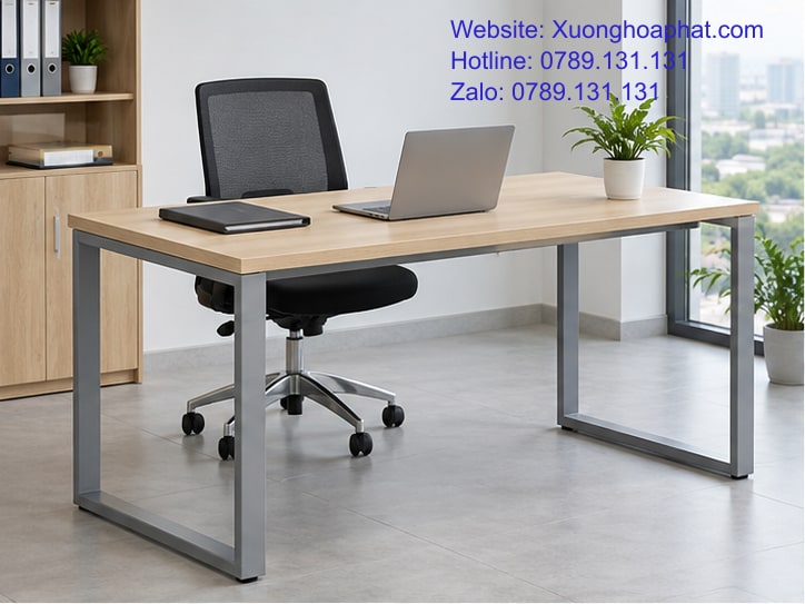 Bàn khung sắt với laptop và hồ sơ để cân nhắc ngân sách chỗ làm việc