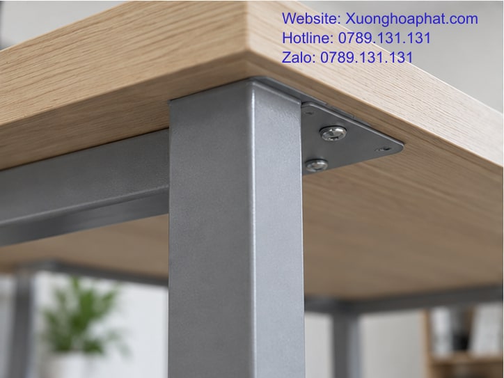 Chi tiết cạnh mặt gỗ và liên kết khung sắt của bàn làm việc