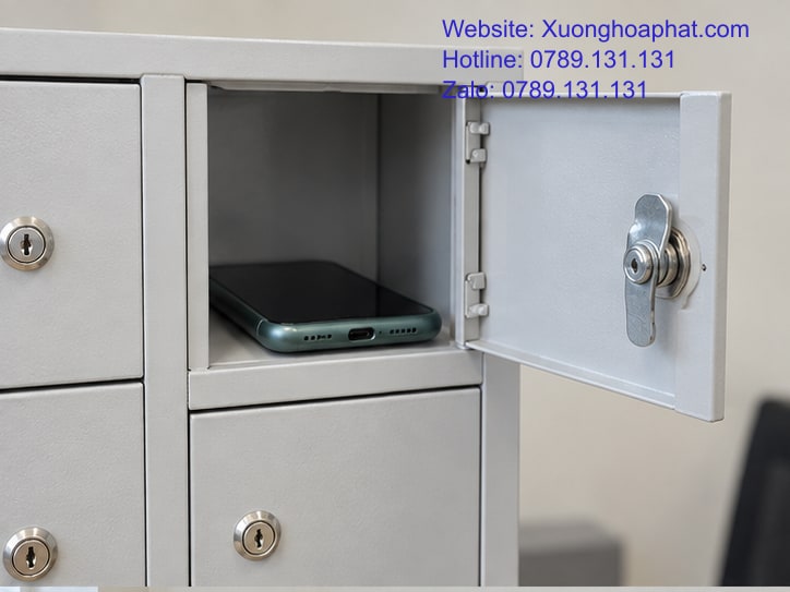 Giá Tủ Đựng Điện Thoại: Dự Trù Theo Khóa Và Tiện Ích 3 Cửa nhỏ và khóa riêng trên tủ đựng điện thoại.