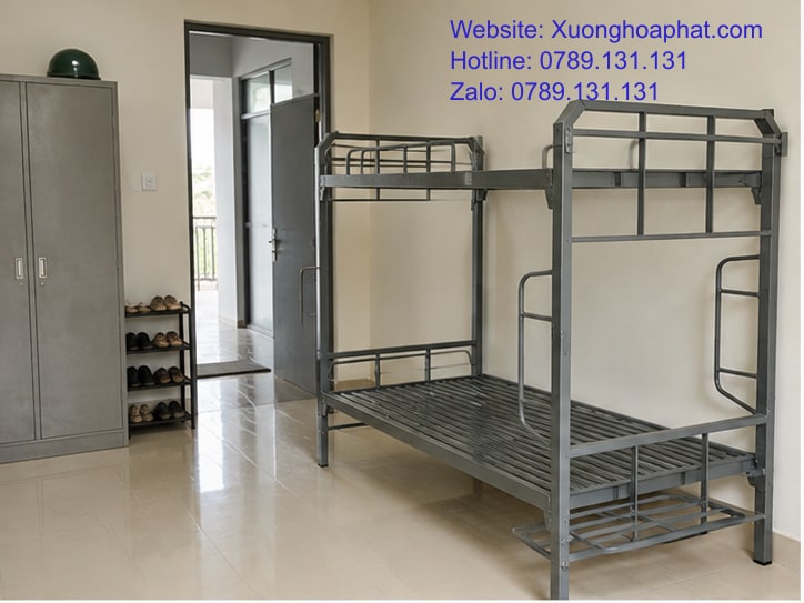Giường sắt quân đội có thang leo trong phòng lưu trú tập thể