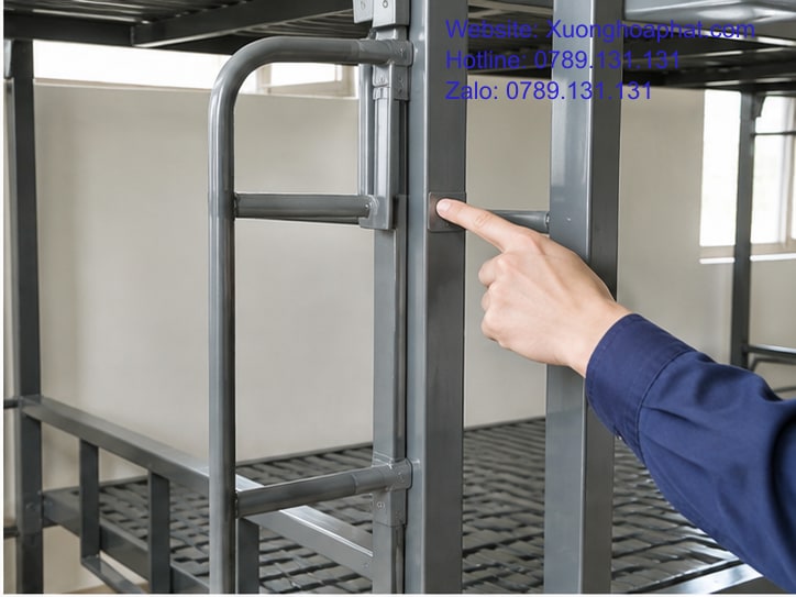 Cận cảnh bậc và liên kết thang giường sắt quân đội
