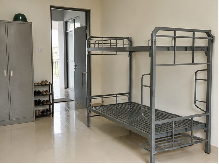 giường sắt quân đội có thang leo