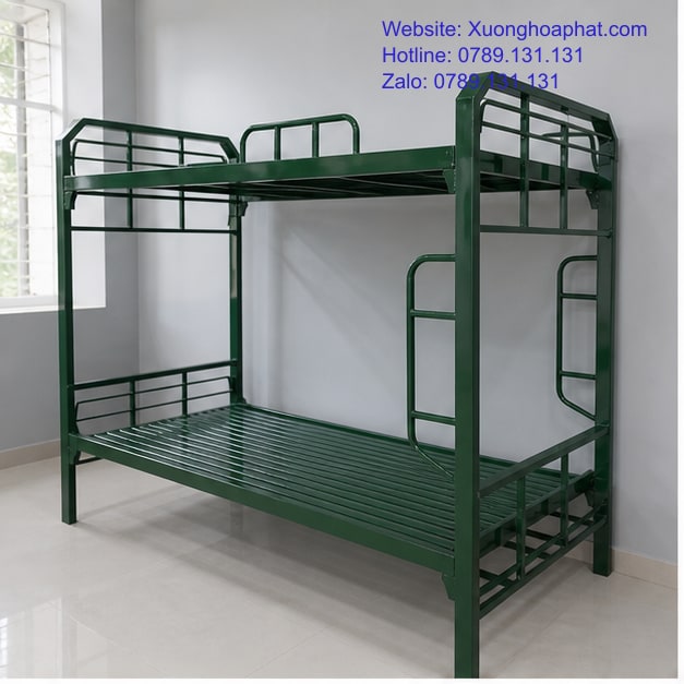Giường sắt quân đội màu xanh rêu trong phòng lưu trú