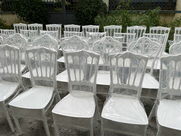 ghế tiffany và chiavari