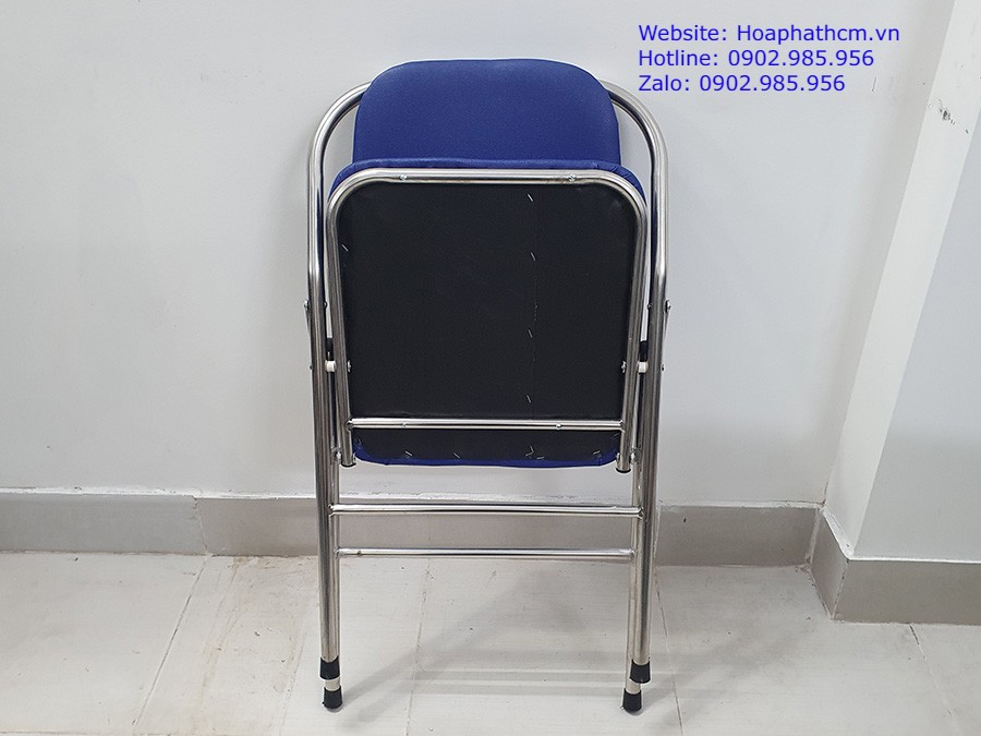 Cách Cất Trữ Ghế Xếp Số Lượng Lớn Gọn Và Không Trầy 4 Ghế xếp khung inox bóng nệm xanh, lau khô trước khi bảo quản trong kho