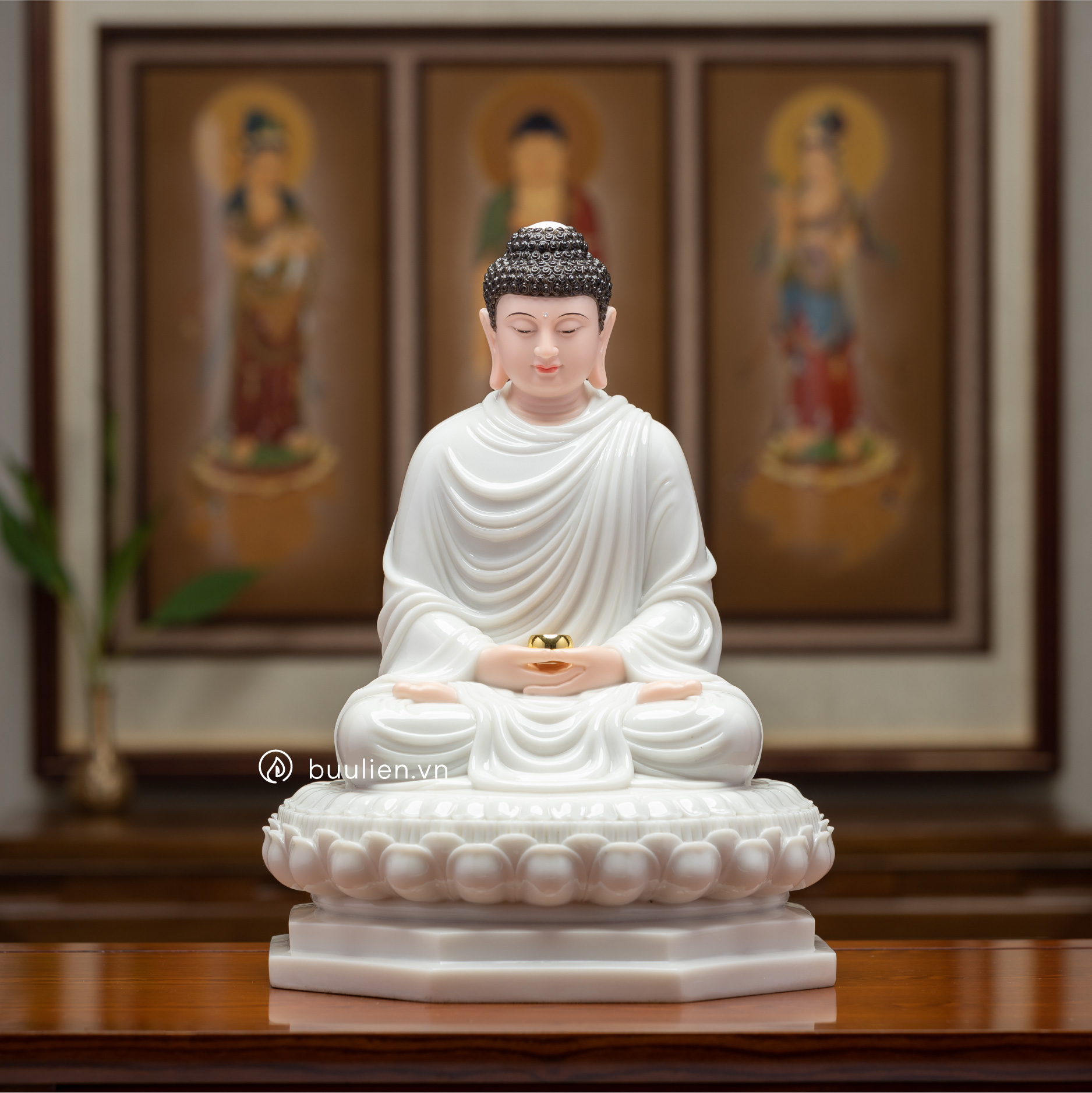 Với màu trắng thanh khiết, tượng Phật Thích Ca mang đến cảm giác an yên, nhẹ nhàng
