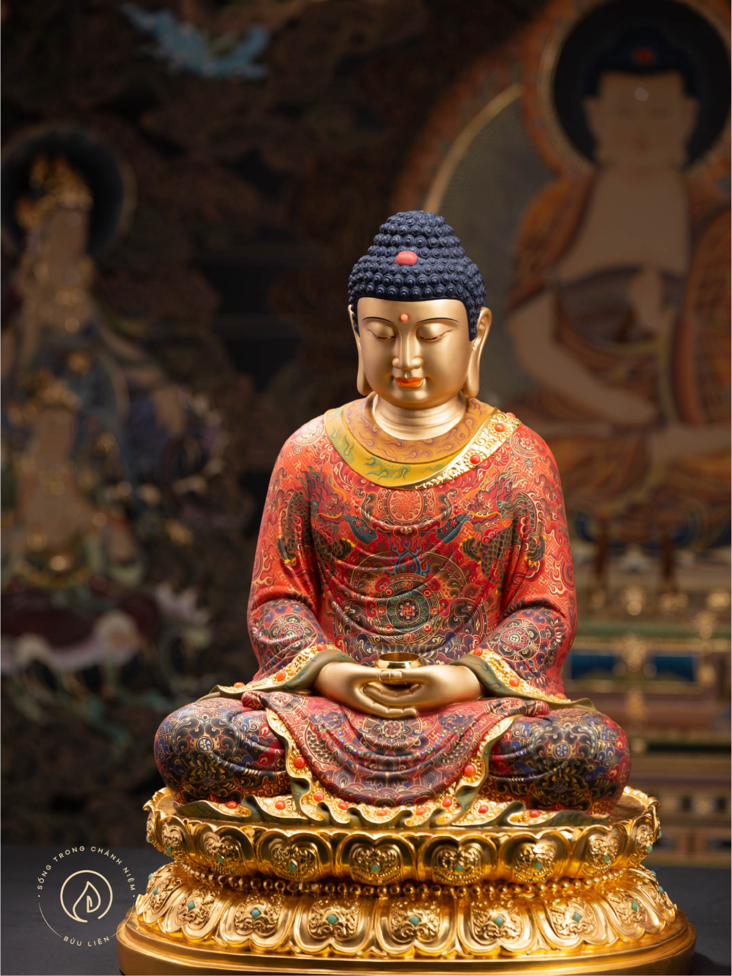 Tượng Phật Thích Ca áo vẽ thủ công với họa tiết tinh xảo, nổi bật vẻ trang nghiêm và thanh tịnh