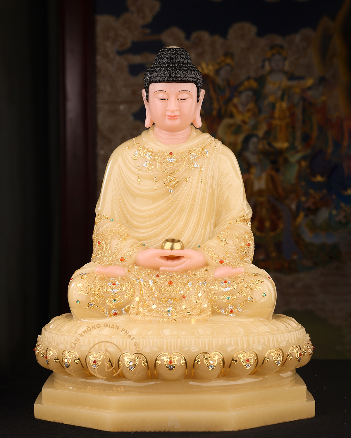 Nổi bật với chất liệu thạch anh vàng khảm đá, tượng Phật Thích Ca tạo điểm nhấn sang trọng