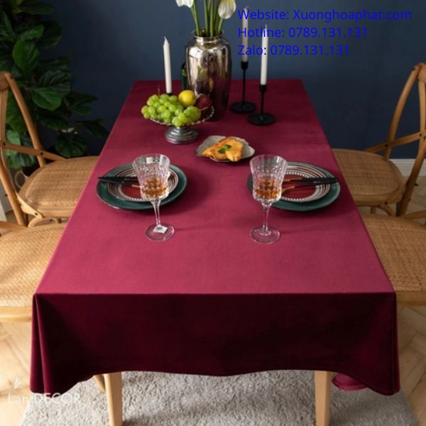 khăn trải bàn màu đỏ