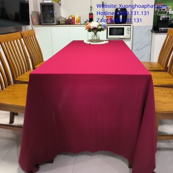 khăn trải bàn màu đỏ