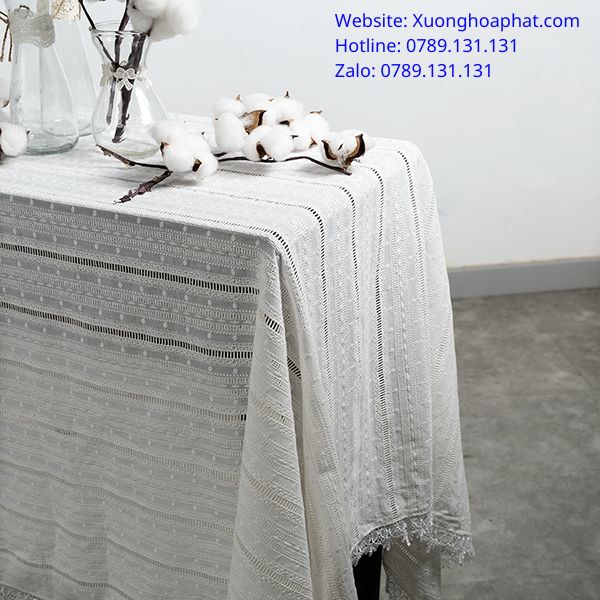 khăn trải bàn trắng
