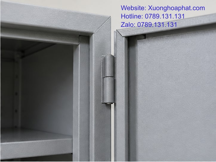 Cận cảnh mép gấp và bản lề tủ sắt sơn ghi