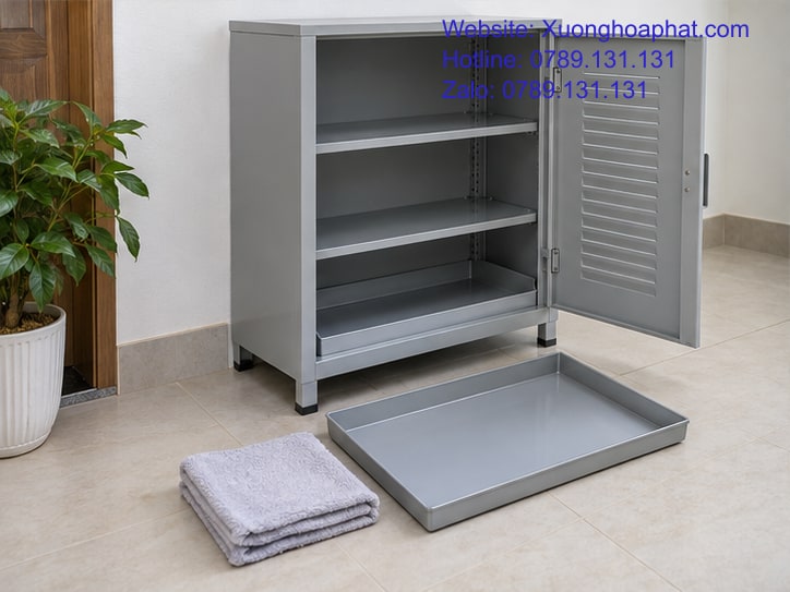 Tủ Để Giày Sắt Chống Ẩm: Hiểu Đúng Trước Những Ngày Mưa 4 Khay giày lấy ra khỏi tủ sắt để kiểm tra và lau mặt đáy