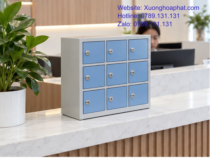 Tủ Đựng Điện Thoại Khóa Riêng: AI Giữ Chìa, AI Được Mở? 2 Tủ đựng điện thoại khóa riêng đặt tại quầy văn phòng