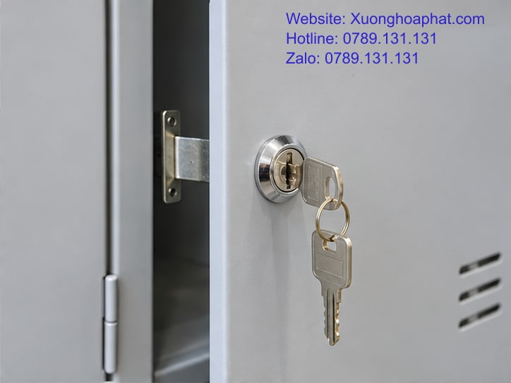 Tủ Locker Khóa Cơ Hay Khóa Điện Tử: AI Quản Lý Quyền Mở? 3 Cận cảnh khóa cơ dùng chìa trên cánh tủ locker sắt.