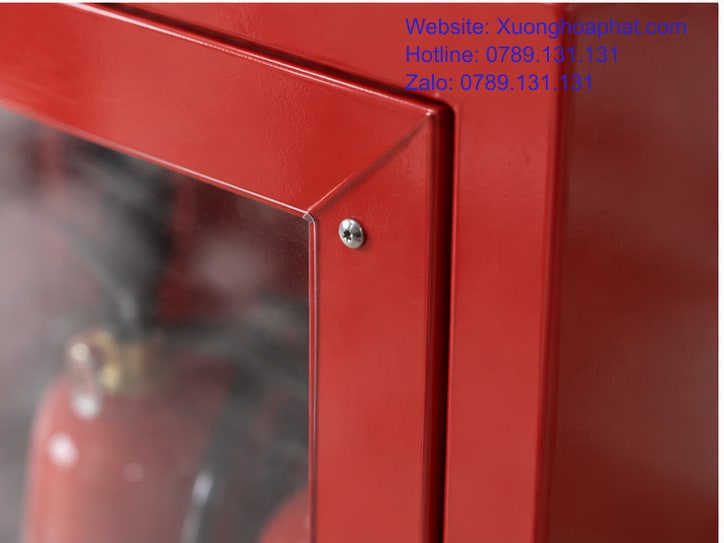 Tủ Mica PCCC Và Tủ Sắt Kín: So Cánh Theo Việc Kiểm Tra 4 Cận cảnh nẹp giữ ô mica trên cánh tủ kim loại đỏ.