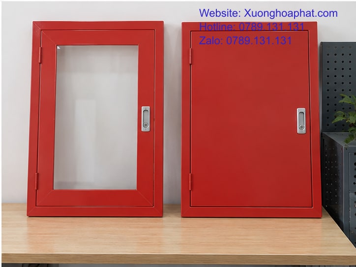 Tủ Mica PCCC Và Tủ Sắt Kín: So Cánh Theo Việc Kiểm Tra 5 Hai mẫu cánh mica và cánh thép kín trên bàn kiểm mẫu.