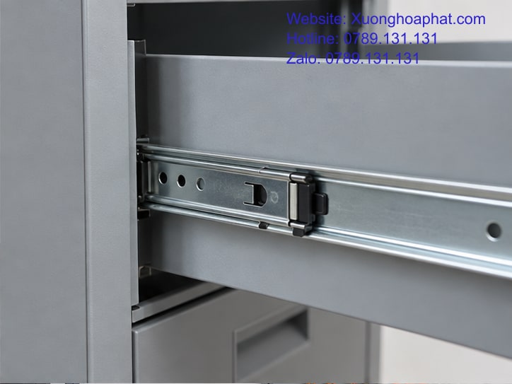 Tủ Ngăn Kéo Sắt Là Gì? Nhận Diện Cấu Tạo Và Công Dụng 3 Cận cảnh thành hộc và ray của tủ ngăn kéo sắt.