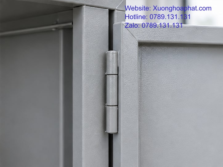 Tủ Sắt Cánh Mở Hay Cánh Lùa: So Theo Thao Tác Lấy Hồ Sơ 5 Kiểm tra bản lề và bề mặt sơn tủ sắt cánh mở