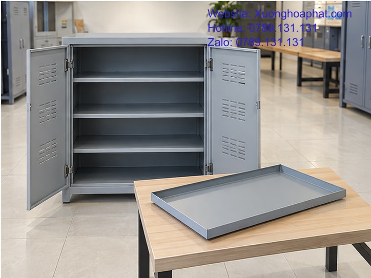 Tủ Sắt Để Giày Là Gì? Phân Biệt Tủ Giày Với Locker 5 Khay lót đặt cạnh tủ giày thép màu xám trong phòng mẫu