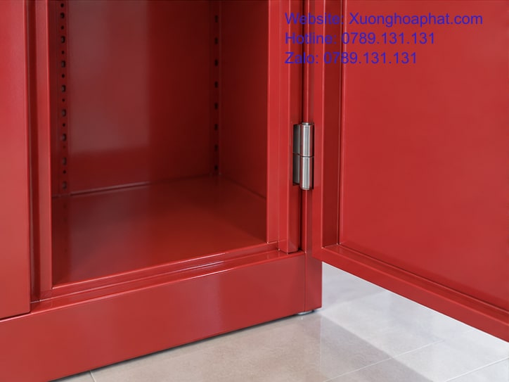 Tủ Sắt Vệ Sinh PCCC: Làm Rõ Công Dụng Trước Khi Đặt 4 Chi tiết mép cửa và bản lề của vỏ tủ PCCC.
